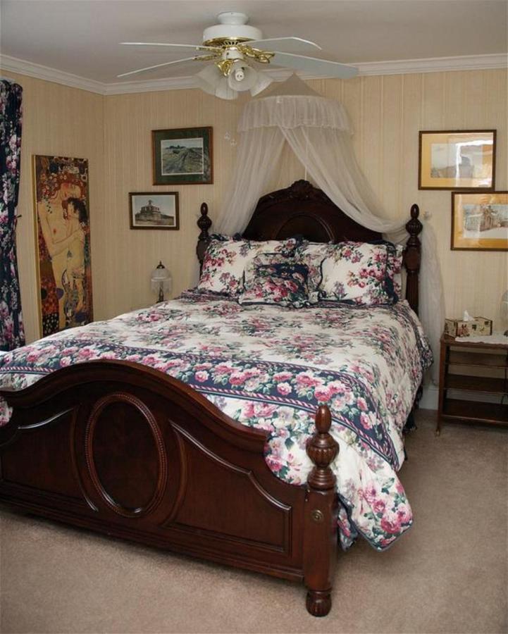 Bondy House Bed & Breakfast Amherstburg Esterno foto