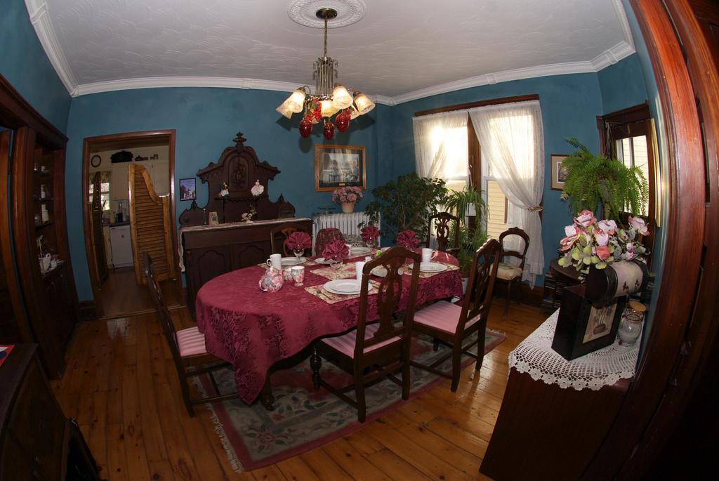 Bondy House Bed & Breakfast Amherstburg Esterno foto
