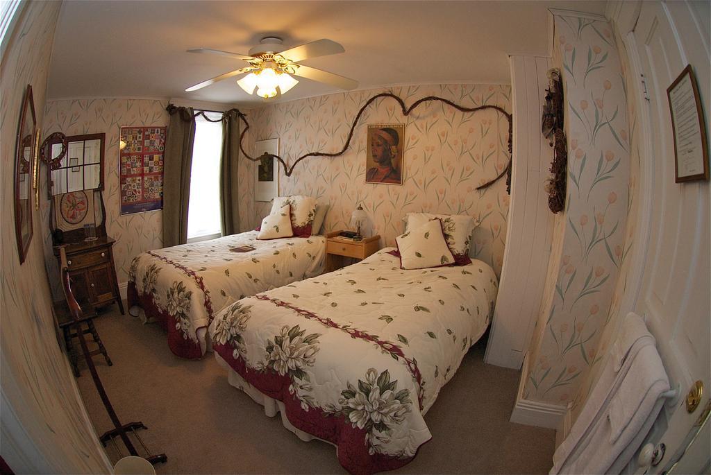 Bondy House Bed & Breakfast Amherstburg Esterno foto