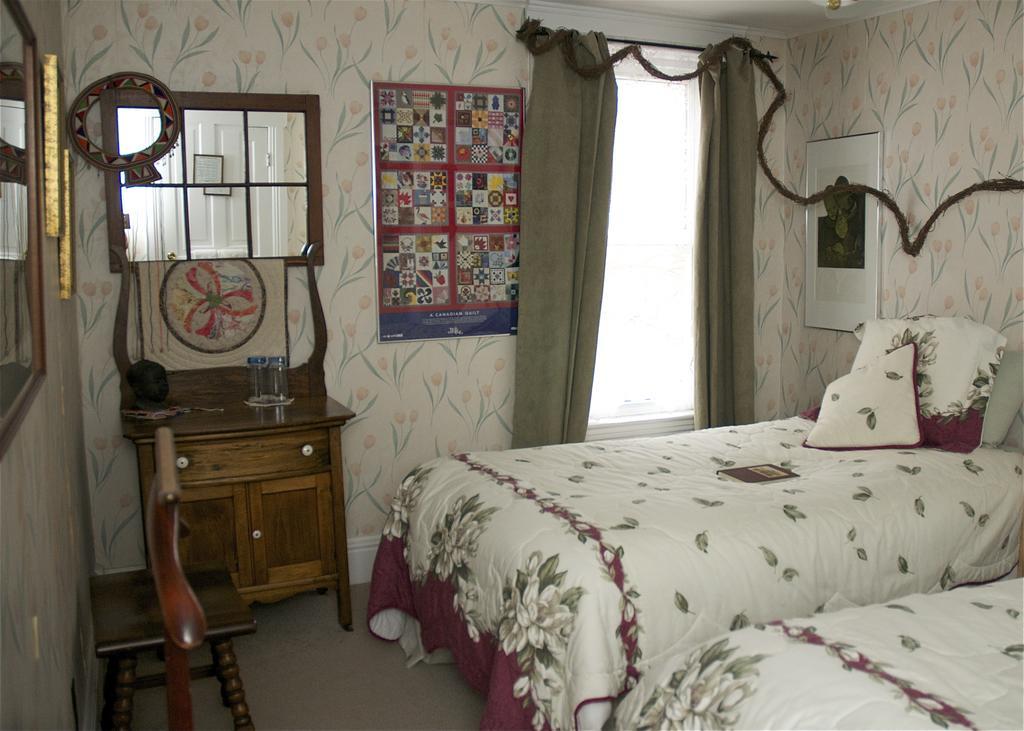Bondy House Bed & Breakfast Amherstburg Esterno foto
