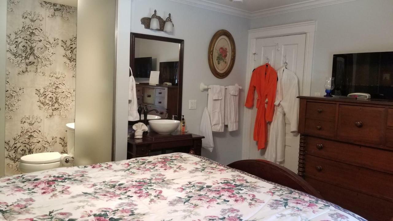 Bondy House Bed & Breakfast Amherstburg Esterno foto